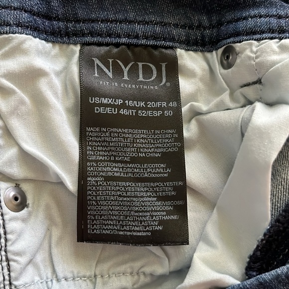 Curves 360 by NYDJ Boost Bermuda Sorts High Rise Size 16 - Picture 12 of 16